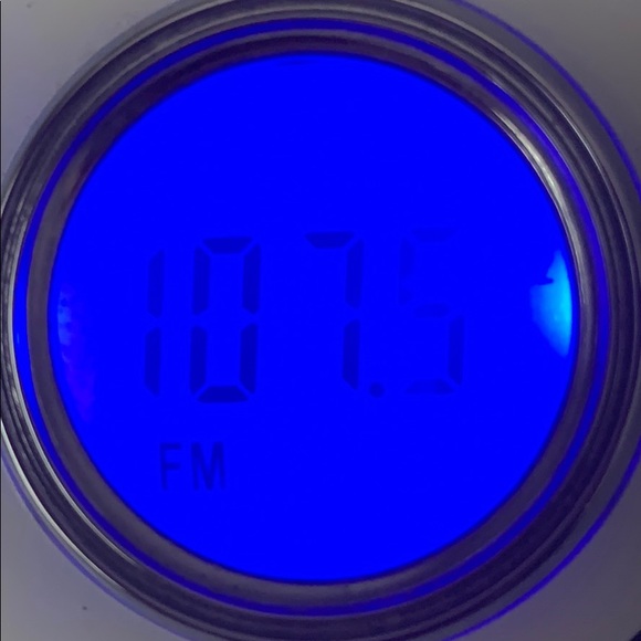 AM/FM RADIO WITH IPOD CHARGER - Picture 3 of 4